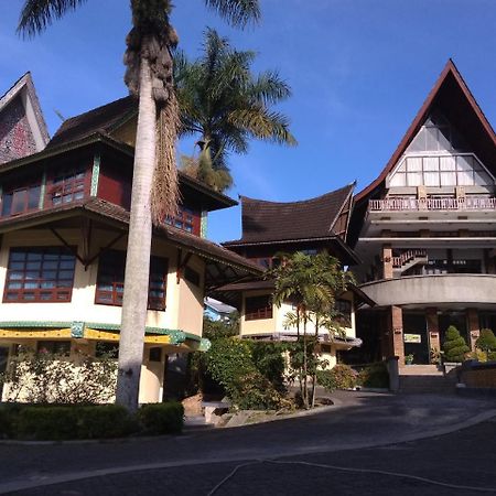 Sapadia Hotel And Cottage Parapat Exterior photo