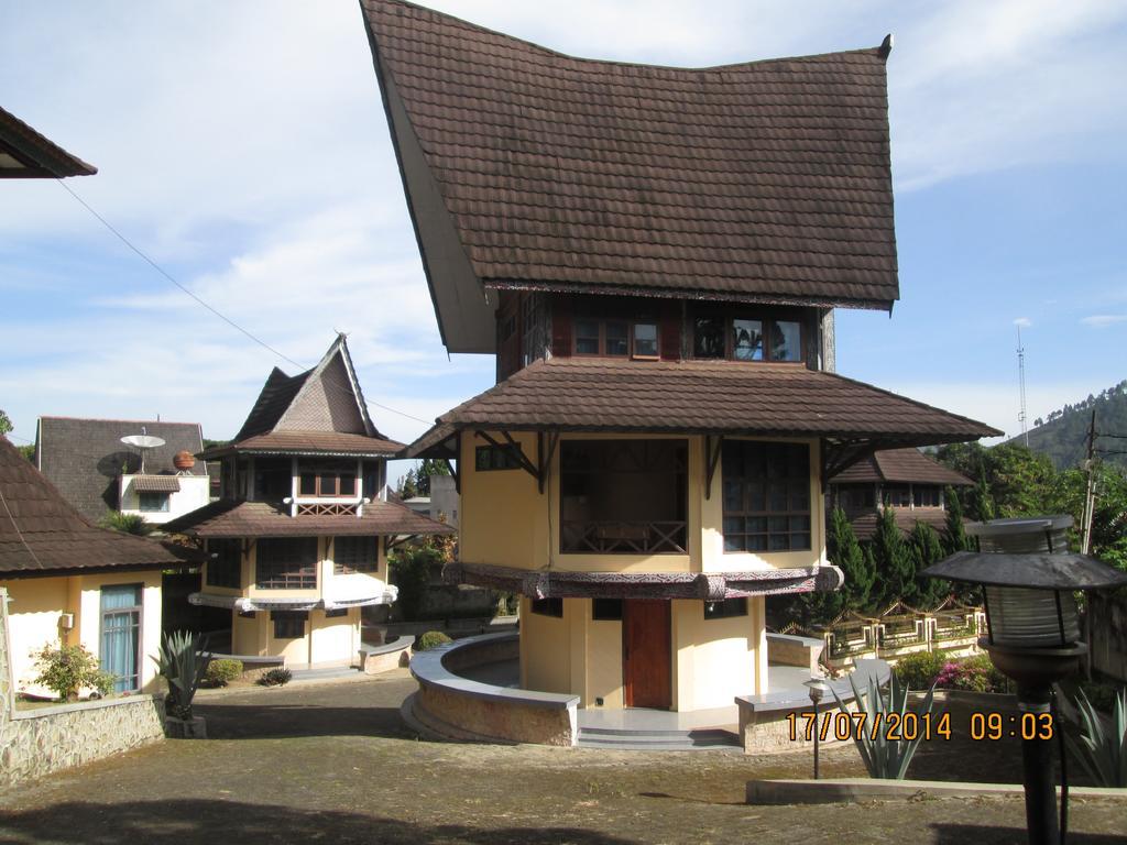 Sapadia Hotel And Cottage Parapat Exterior photo