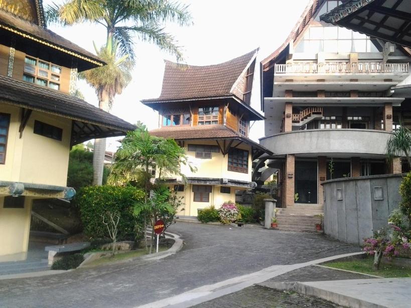 Sapadia Hotel And Cottage Parapat Exterior photo