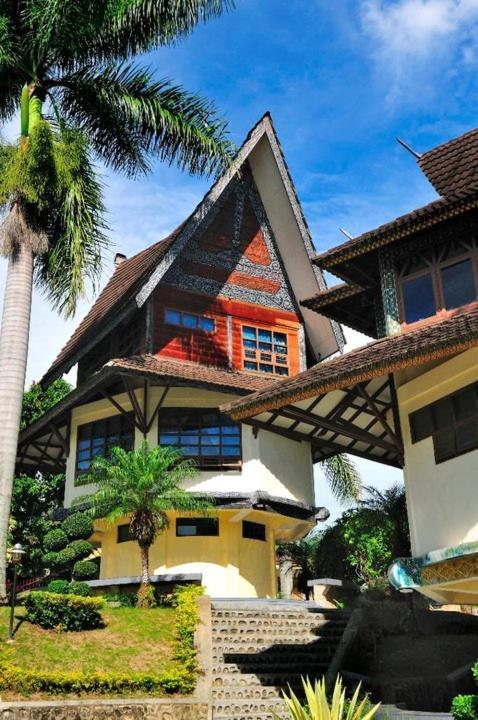 Sapadia Hotel And Cottage Parapat Exterior photo