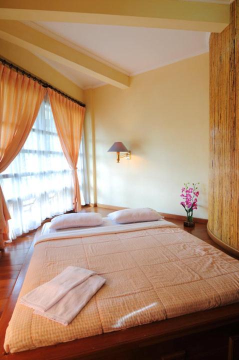 Sapadia Hotel And Cottage Parapat Exterior photo