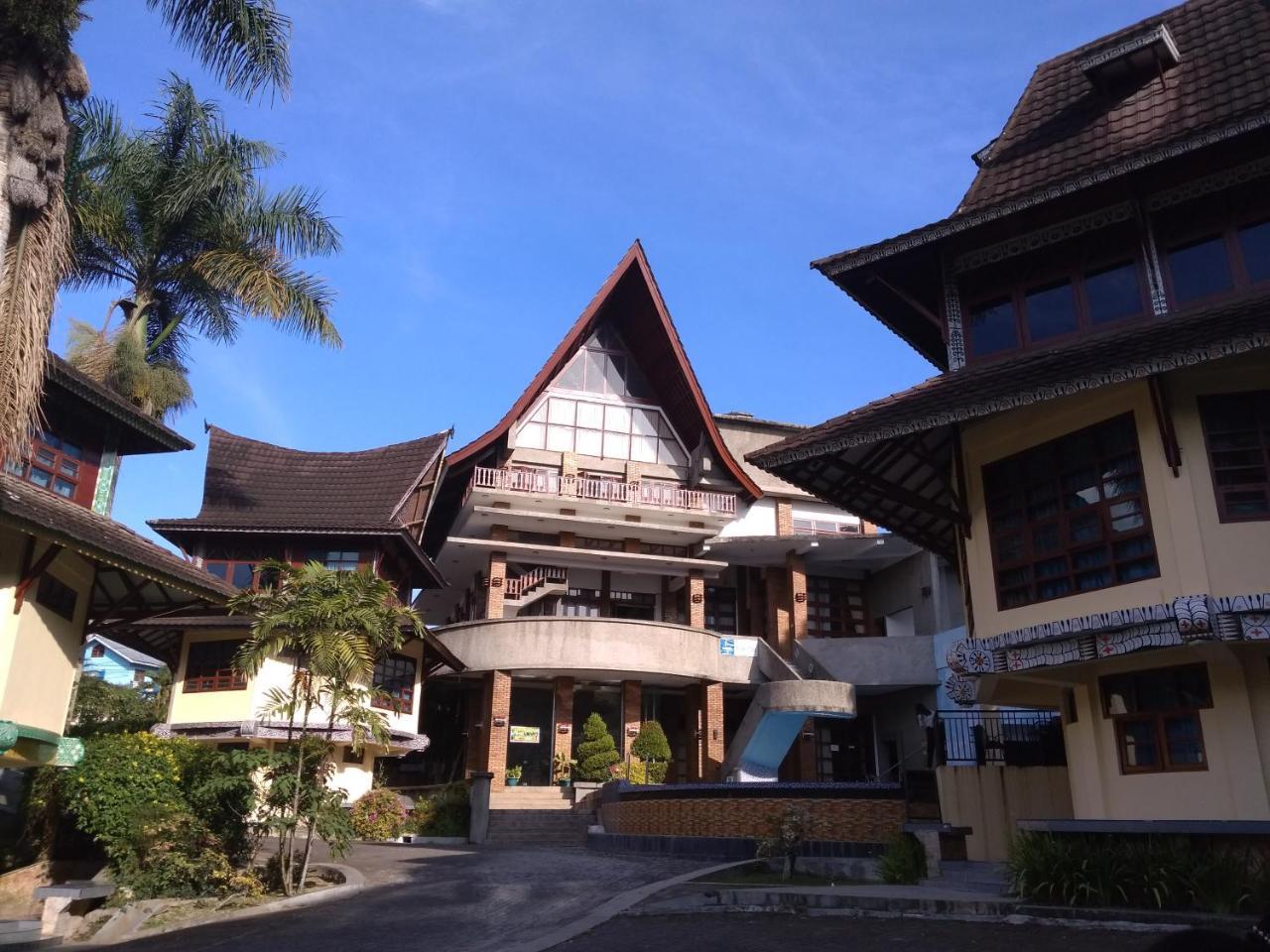 Sapadia Hotel And Cottage Parapat Exterior photo